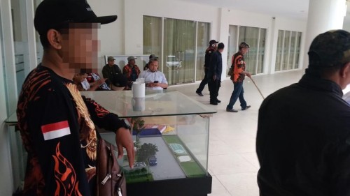 Puluhan massa yang diduga anggota pemuda pancasila saat meluruk kantor Tirtasani Royal Resort (Foto : Istimewa)