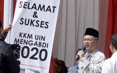 Rektor UIN Malang Prof Dr Abdul Haris MAg saat melepas mahasiswa peserta KKM UIN Mengabdi 2020. (Foto: Humas)