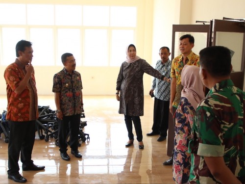 Wali Kota Batu Dewanti Rumpoko bersama Wakil Wali Kota Batu Punjul Santoso saat meninjau ruangan baru di Puskesmas Beji, Jumat (27/12/2019).