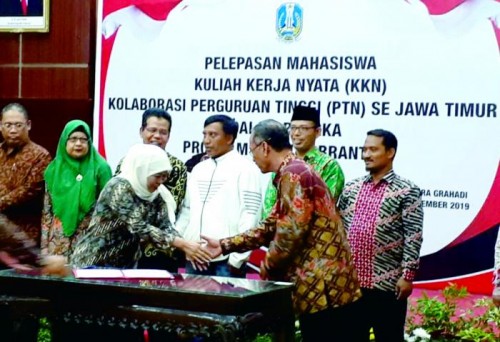 Rektor UIN Maliki Prof. Dr. Abd. Haris, M.Ag berjabat tangan dengan Gubernur Jatim Khofifah Indar Parawansa usai melakukan MoU di Grahadi Surabaya, Kamis (26/12). (Foto: Humas)