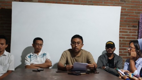 Koordinator MCW M. Fahrudin (tengah) didampingi Dewan Pengurus MCW Lutfi J Kurniawan (dua dari kiri) saat ditemui wartawan di kantor MCW (Pipit Anggraeni/MalangTIMES).