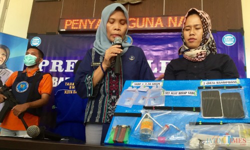 Kepala BNN Kota Batu AKBP Mudawaroh saat melakukan rilis di kantor BNN Kota Batu, beberapa saat lalu. (Foto: Irsya Richa/MalangTIMES)