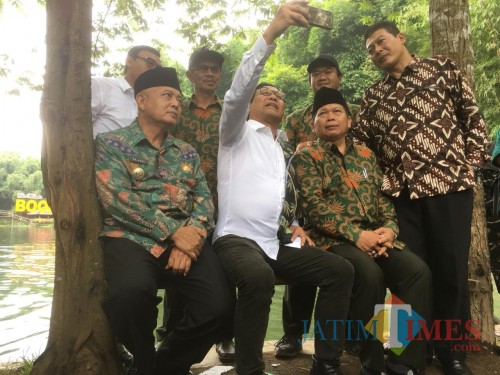 Mentri Desa PDTT, Abdul Halim Iskandar (pegang handphone) beserta Bupati Malang HM Sanusi (duduk paling kiri) saat membuat video vlog di Eko Wisata Boonpring (Foto : Ashaq Lupito)