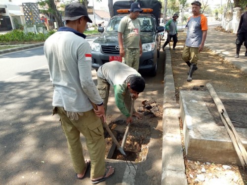 Satgas DPUPR saat mengecek kondisi bak kontrol di kawasan Jalan Ki Ageng Gribik (ist)
