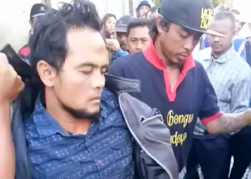 Pelaku saat diamankan petugas usat dihadiahi timah panas (ist)