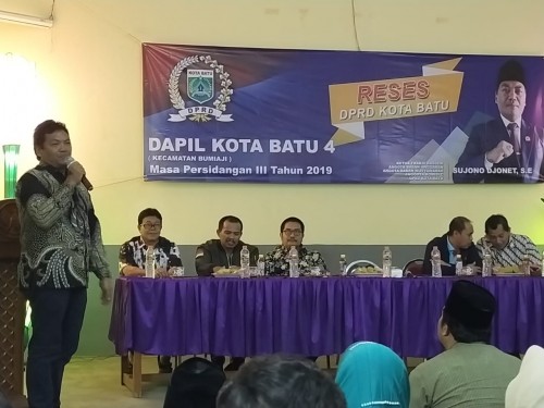 Sujono Djonet sedang berdiri saat reses dengan warga Gunungsari/ Foto Muklas JatimTimes