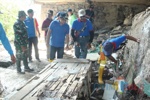 Suasana pembongkaran kandang ayam di kawasan jembatan Gadang saat GASS berlangsung (foto: Arifina Cahyanti Firdausi/ MalangTIMES)