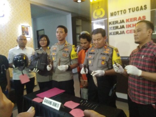 Wakapolresta Malang Kota, Kompol Arie Tristiawan saat merilis Toha (baju orange), pelaku curanmor di Polresta Malang Kota(Anggara Sudiongko/MalangTIMES)
