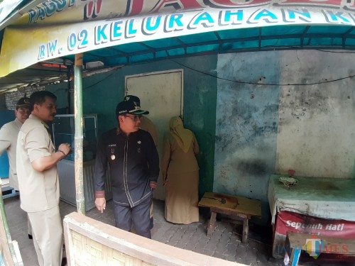 Wali Kota Malang Sutiaji (baju hitam) dan rombongan saat meninjau salah satu area penjualan makanan di Jl MGR Sugiyo Pranoto Kota Malang (Arifina Cahyanti Firdausi/MalangTIMES)