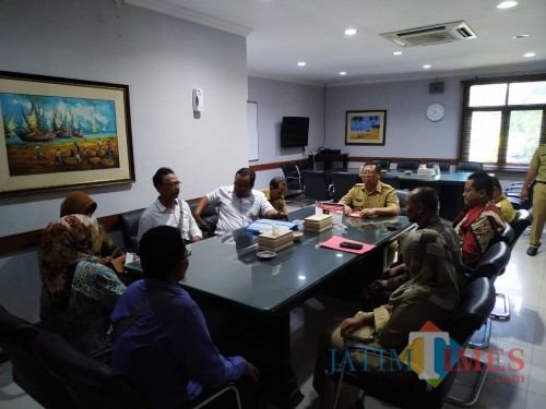 Di depan bupati, pihak yang berseteru, yaitu komite dan kasek SMKN 3 Boyolangu versus LSM Bintara melakukan mediasi di Pendopo Kabupaten Tulungagung. / Foto : Anang Basso / Tulungagung TIMES