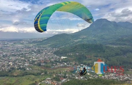 Wisata paralayang di Wana Wisata Paralayang, Kelurahan Songgokerto, Kecamatan Batu. (Foto: Irsya Richa/MalangTIMES)