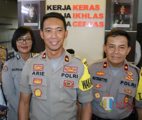 Dari kiri, Kasubag Humas Polresta Malang Kota, Ipda Ni Made Seruni Marhaeni, Wakapolresta Malang Kota, Kompol Arie Tristawan, Kabag Ops, Kompol Sutantyo (ist)