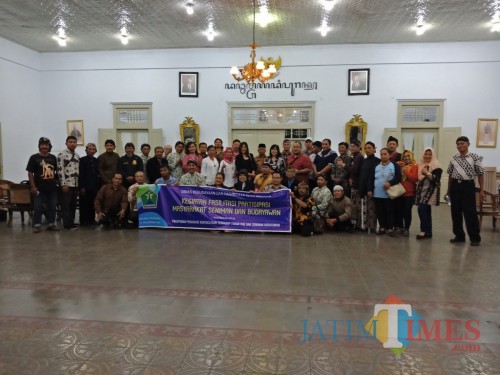 Foto bersama narasumber dan peserta kegiatan peningkatan kapasitas dan fasilitasi paguyuban penghayat kepercayaan dan seniman serta budayawan oleh Disbudpar Kota Malang di Daerah Istinewa Yogyakarta (Istimewa)