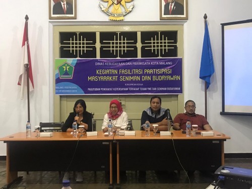 Kika: Kepala Disbudpar Kota Malang Ida Ayu Made Wahyuni, Kepala BPNB DIY Dra. Dwi Ratna Nurhajarini, M.Hum, Kasi Pengelolaan Barang Bukti Kejari Malang KN Kusuma SH, dan Kepala Bakesbangpol Kota Malang Zulkifli Amrizal saat memberi materi (Istimewa).