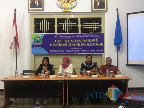 Kika: Kepala Disbudpar Kota Malang Ida Ayu Made Wahyuni, Kepala BPNB DIY Dra. Dwi Ratna Nurhajarini, M.Hum, Kasi Pengelolaan Barang Bukti Kejari Malang KN Kusuma SH, dan Kepala Bakesbangpol Kota Malang Zulkifli Amrizal saat memberi materi (Istimewa).