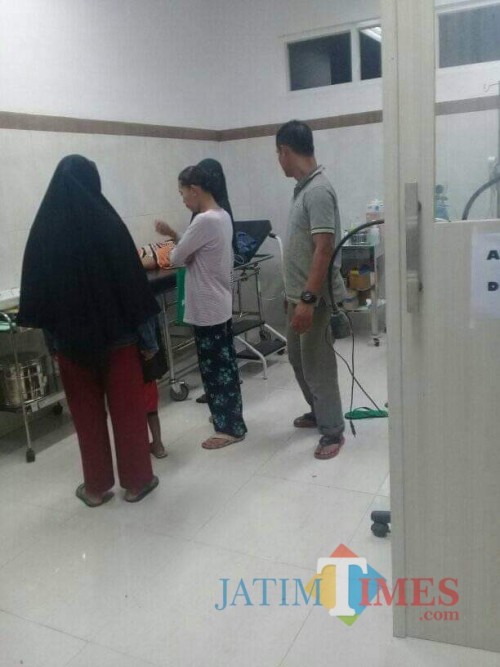 Beberapa warga yang keracunan ikan tongkol saat mendapatkan perawatan di salah satu Puskesmas di Jember (foto : istimewa / Jatim TIMES)