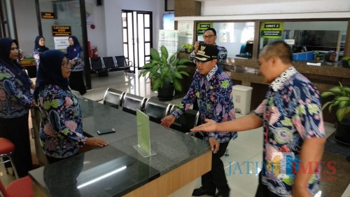 Wali Kota Malang Sutiaji (topi hitam) saat melakukan sidak ke Kantor Pelayanan Terpadu, Kamis (2/1) (Arifina Cahyanti Firdausi/MalangTIMES)