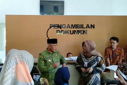 Bupati Malang Sanusi (kiri) saat sidak dan berdialog dengan Kepala Dispendukcapil Sri Meicharini (kanan) (dd nana)