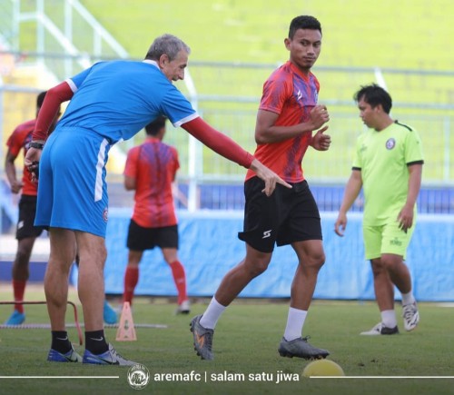 Rifaldi Bawuoh saat mendapat instruksi dari Milomir Seslija (official Arema FC)