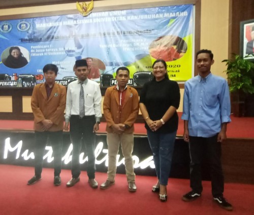 Para pemateri dan para mahasiswa Unikama peserta seminar umum bertema Dinamika dan masalah penegakan hukum di Indonesia, saat berfoto bersama (Anggara.S/MalangTIMES)