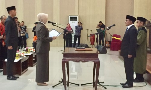 Sunaedy mengucapkan sumpah janji yang dipimpin oleh Wali Kota Batu Dewanti Rumpoko di Graha Pancasila, Balai Kota Among Tani, Jumat (3/1/2020). (Foto: Irsya Richa/MalangTIMES)
