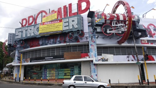 Papan peringatan dipasang Badan Pendapatan Daerah (Bapenda) Kota Malang terhadap iklan yang tak melakukan pembayaran pajak. (Pipit Anggraeni/MalangTIMES).