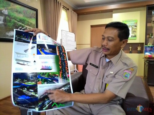 Kepala DPKPCK Kabupaten Malang Wahyu Hidayat saat memperlihatkan desain rencana pembangunan Alun-Alun Kepanjen, beberapa tahun lalu. (Foto: Dokumen MalangTimes)