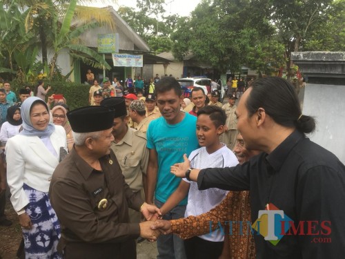 Jasmine Sefia Waynie (tengah kaus putih) saat menyambut kehadiran Bupati Malang HM Sanusi (berjabat tangan pakai peci) dan Wali Kota Batu Dewanti Rumpoko (kerudung putih) (Foto : Ashaq Lupito / MalangTIMES)