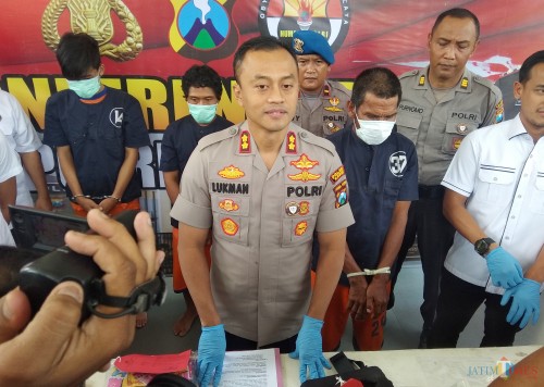 Kapolres Kediri AKBP Lukman Cahyo dan Tersangka JP (kanan) saat gelar press rilis. (eko Arif s /JatimTimes)