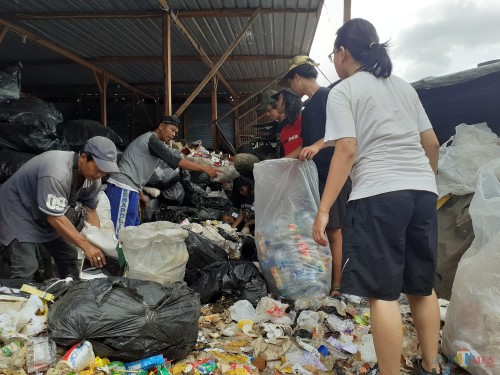 Suasana pembelajaran kejujuran dengan pengolahan sampah di eks TPA Lowokdoro Kota Malang, Selasa (7/1). (Arifina Cahyanti Firdausi/MalangTIMES)