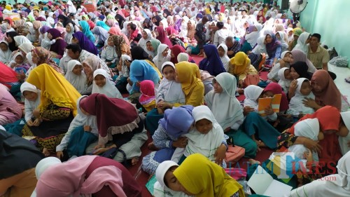 Suasana kegiatan parenting yang dilakukan MI Sulaimaniyah di Mojoagung, Jombang. (Foto : Adi Rosul / JombangTIMES)