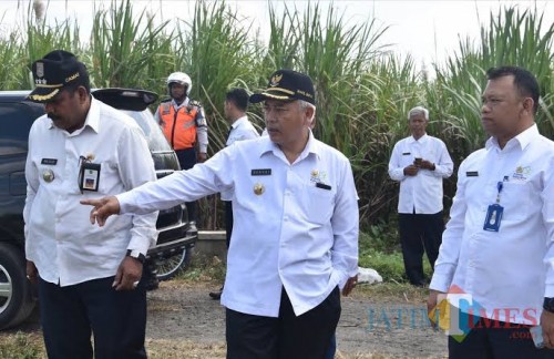 Bupati Malang Sanusi (tengah) saat meninjau rencana lokasi hibah untuk pembangunan kampus UB Fakultas Kedokteran di wilayah Kepanjen. (dok MalangTimes)