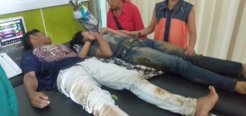 Kedua korban saat dilarikan ke rumah sakit oleh warga sskitar (foto : istimewa / Jatim TIMES)