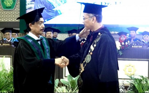 Profesor Dr H M Zainuddin MA (kiri) mendapat ucapan selamat dari Rektor UIN Malang Prof Dr Abd Haris MAg. (Foto: Humas)