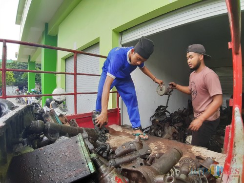 Aktivitas pedagang saat memindahkan barang dagangannya ke lapak Pasar Baru Timur Comboran Malang. (Arifina Cahyanti Firdausi/Malang)