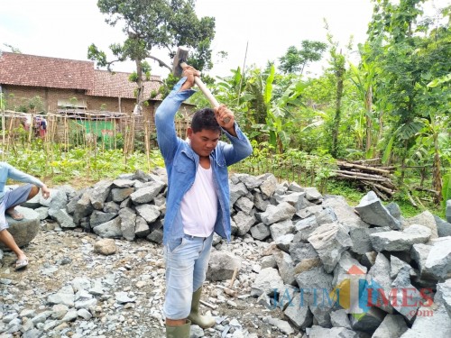 Karwito, tokoh masyarakat Dusun Secang, Desa Pojok, Kecamatan Campurdarat, Tulungagung. / Foto : Anang Basso / Tulungagung TIMES
