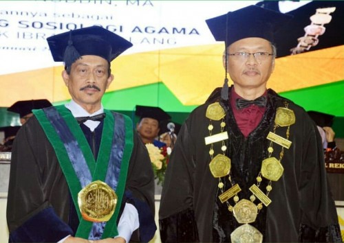 Guru besar bidang sosiologi agama Prof Dr H M. Zainuddin MA (kiri) dan Rektor UIN Malang Prof Dr Abdul Haris MAg. (Foto: Humas)