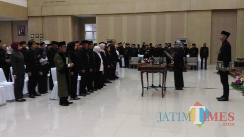 Wali Kota Batu Dewanti Rumpoko saat melantik ASN di Graha Pancasila, Rabu (8/1/2020). (Foto: Irsya Richa/MalangTIMES)
