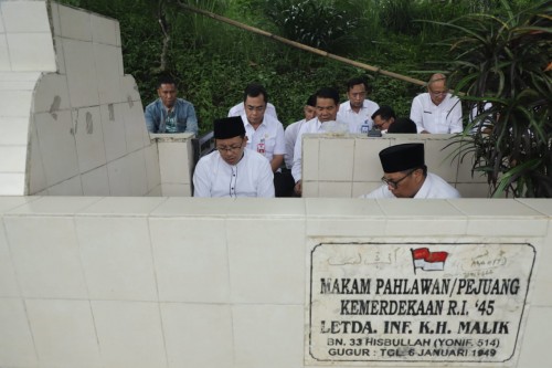 Wali Kota Malang Sutiaji dan Wakil Wali Kota Malang Sofyan Edi Jarwoko saat doa bersama dan tabur bunga di pusara pahlawan KH. Malik (Humas Pemkot Malang).