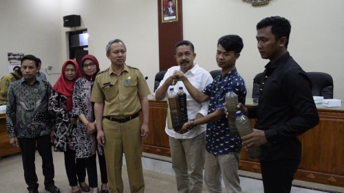Masyarakat bawakan sample air sungai yang tercemar oleh limbah pemindangan ikan