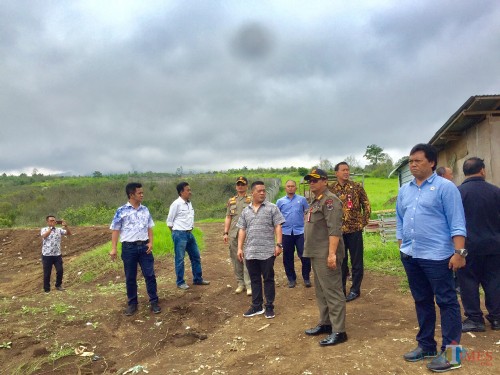 DPRD Kota Batu bersama DPMPTST dan Naker) dan Satpol PP saat sidak di area Desa Bulukerto, Kecamatan Bumiaji, Kamis (9/1/2020). (Foto: Irsya Richa/MalangTIMES)