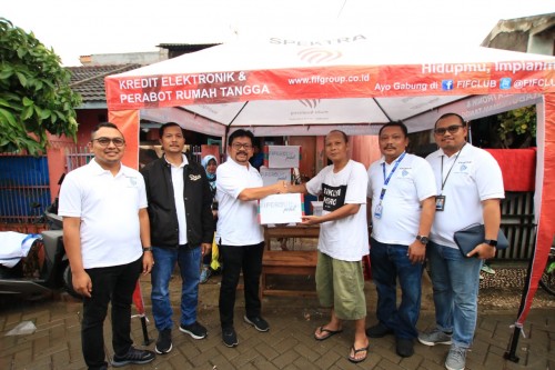 Keterangan Caption FotFIFGROUP Peduli menyerahkan bantuan kepada warga Perumahan Puri Kartika.