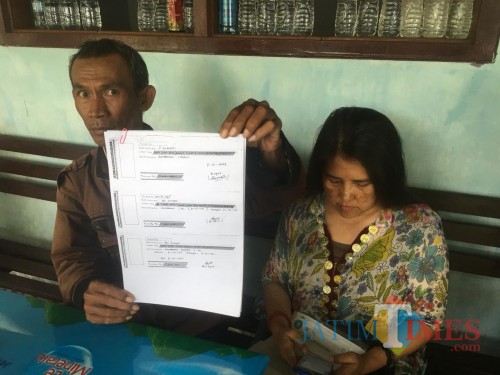 Soetopo (kiri pegang berkas) beserta istrinya saat menghadiri agenda persidangan di Pengadilan Negeri Kepanjen (Foto : Ashaq Lupito / MalangTIMES)