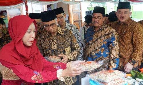 BANK WAKAF MIKRO Ke-7: PT Astra International Tbk (Astra) bersama PT Federal International Finance (FIFGROUP) dan Ketua Otoritas Jasa Keuangan (OJK) melakukan Peresmian Bank Wakaf Mikro (BWM) Pesantren Raudlatut Thalibin Kabupaten Rembang
