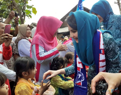 Ketua Tim Penggerak PKK Jatim, Arumi Bachsin saat menyambut penampilan PAUD dari Taman Posyandu Delima, Kelurahan Madyopuro Kota Malang (Arifina Cahyanti Firdausi/MalangTIMES)