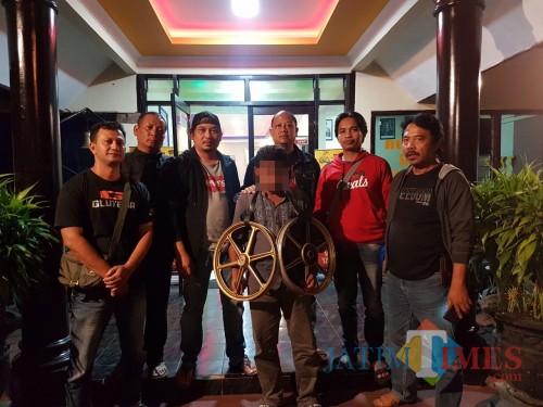 Tersangka Khoirul Mahmudi (tengah bawa velg) sesaat setelah diamankan petugas kepolisian karena kasus pencurian (Foto : Polsek Pakis for MalangTIMES)