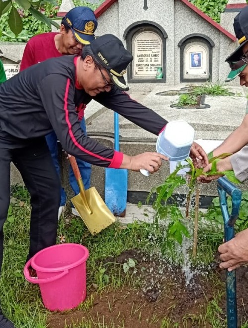 Wakil Walikota Malang, Sofyan Edy Jarwoko saat menanam pohon dalam giat Gerakan sedekah pohon (ist)