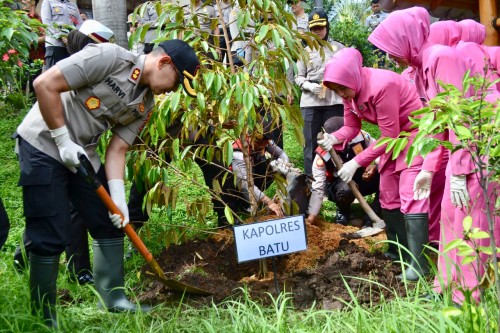 Kapolres Batu AKBP Harviadhi Agung Prathama saat menanam pohon di Mako Polres Batu.