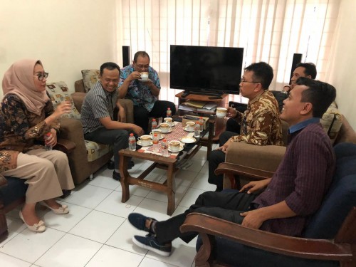 Kepala Diskominfo Jatim Benny Sampir Wanto ketika berkunjung ke Komisi Informasi
