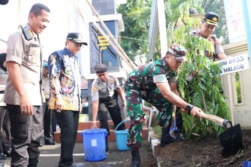 Forkopimda Kota Malang, saat melakukan penanaman pohon di depan Mapolresta Malang Kota (ist)